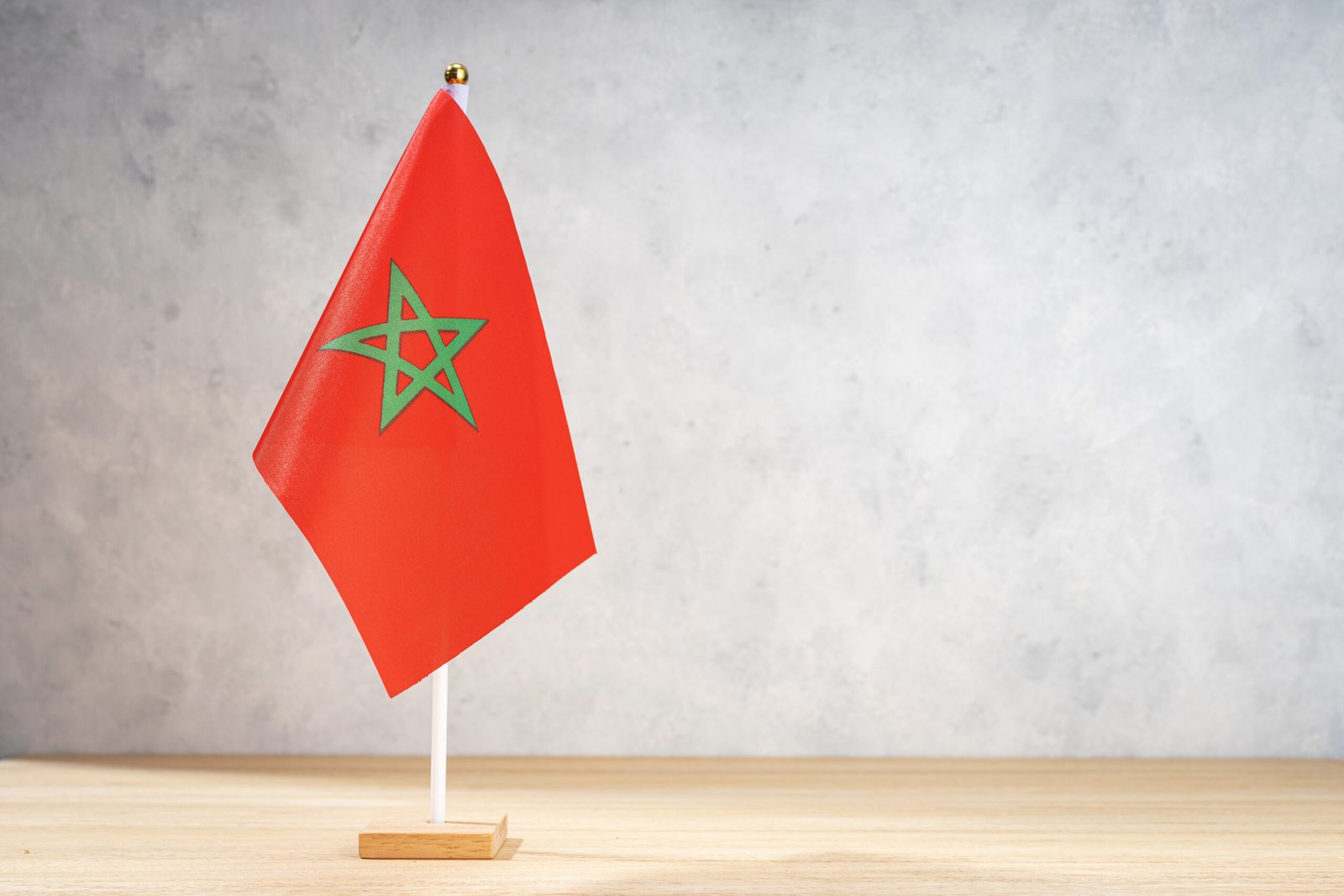 Drapeau du Maroc sur un comptoir en bois