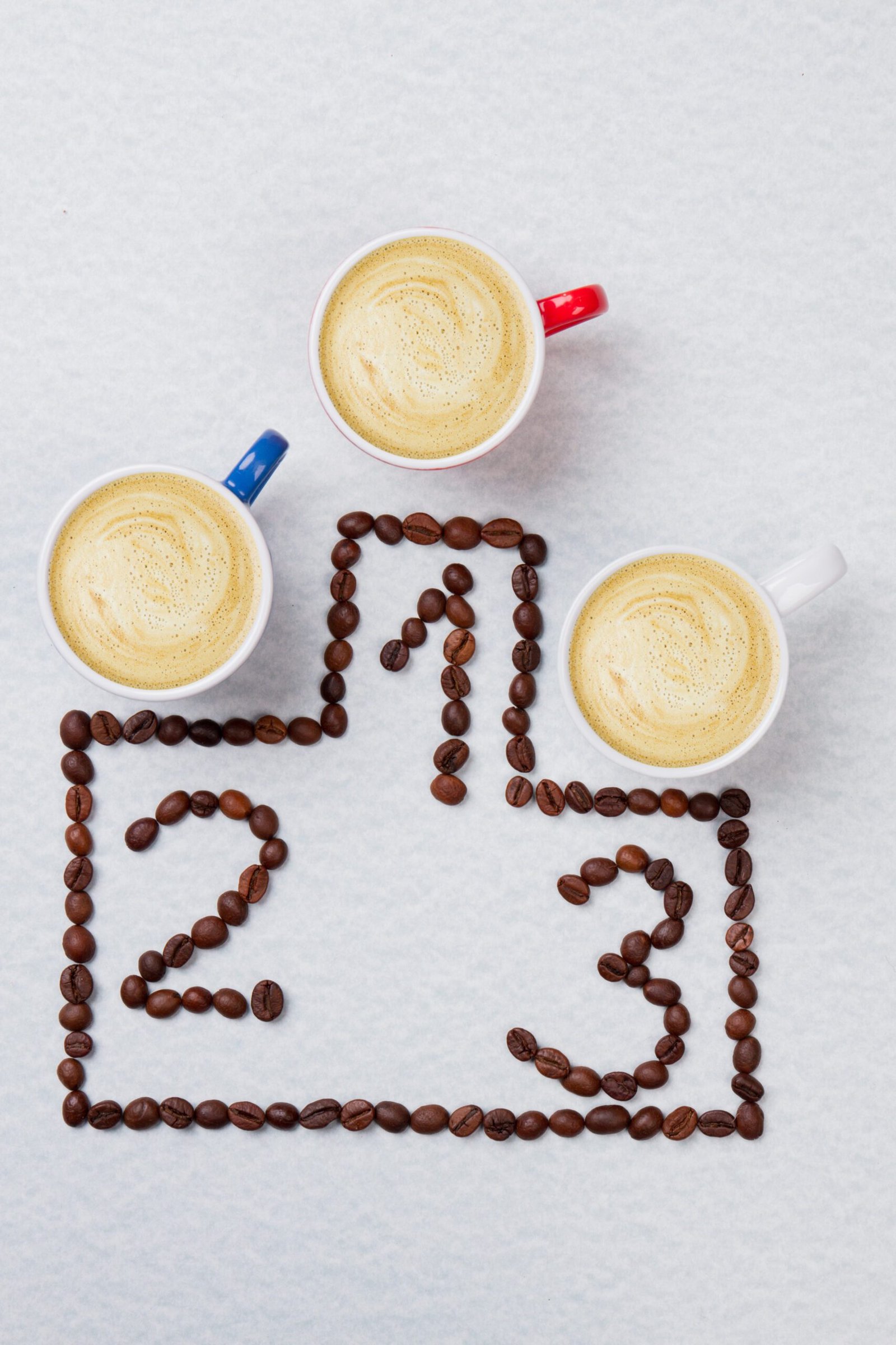 Un podium de trois places de tasses de cafés